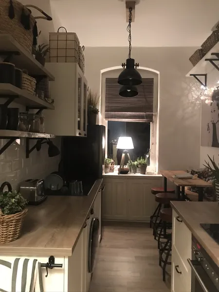 Teilmöblierte 2 Zimmer Altbauwohnung (1 Jahr) — photo 1